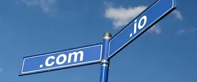 .IO vs .COM: Diferencias clave antes de registrar